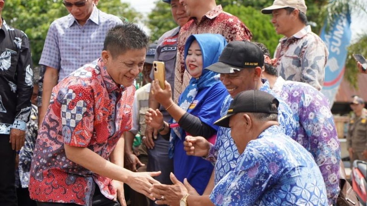 Pemerintah Kabupaten OKU Timur, Sumatera Selatan, menyalurkan bantuan bedah rumah gratis melalui dana Baznas OKU Timur kepada delapan keluarga miskin yang rumahnya tidak layak huni, dengan perbaikan rumah rampung di tahun 2024.
