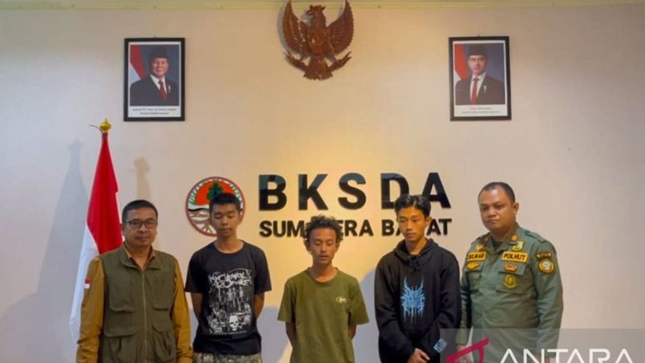 Balai Konservasi Sumber Daya Alam (BKSDA) Sumatera Barat menjatuhkan sanksi larangan mendaki selama satu tahun kepada tiga pendaki Gunung Marapi yang melanggar aturan dengan mendaki saat gunung tersebut berstatus waspada dan ditutup.