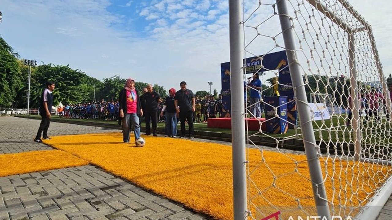 Sebanyak 40 Sekolah Dasar dari berbagai daerah di Indonesia berlaga dalam turnamen sepak bola Mandiri Student Cup 2025 di Jakarta, sebuah kompetisi yang bertujuan untuk mencetak bibit unggul sepak bola Indonesia.