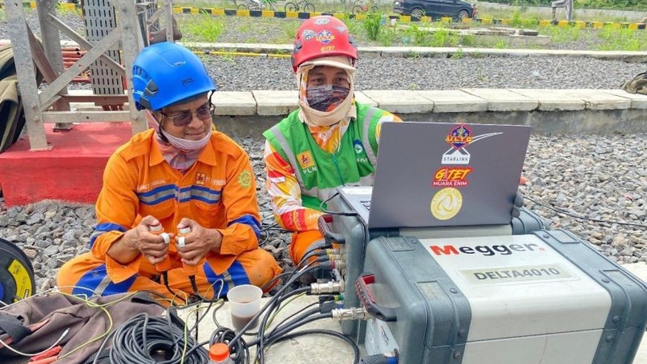 PLN UPT Baturaja dan ULTG Muara Enim melakukan rekomisioning transformator di Gardu Induk 500 kV untuk menjamin pasokan listrik andal di OKU, Sumatera Selatan, sekaligus mencegah potensi gangguan dan pemadaman.