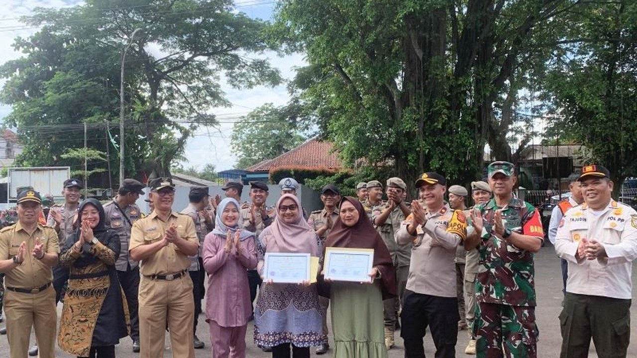 Pemerintah Kabupaten Bogor memberikan penghargaan kepada dua warga, Ani dan Ismayati, yang berhasil menggagalkan pencurian tabung gas di Ciseeng,  aksi heroik mereka menjadi viral di media sosial.