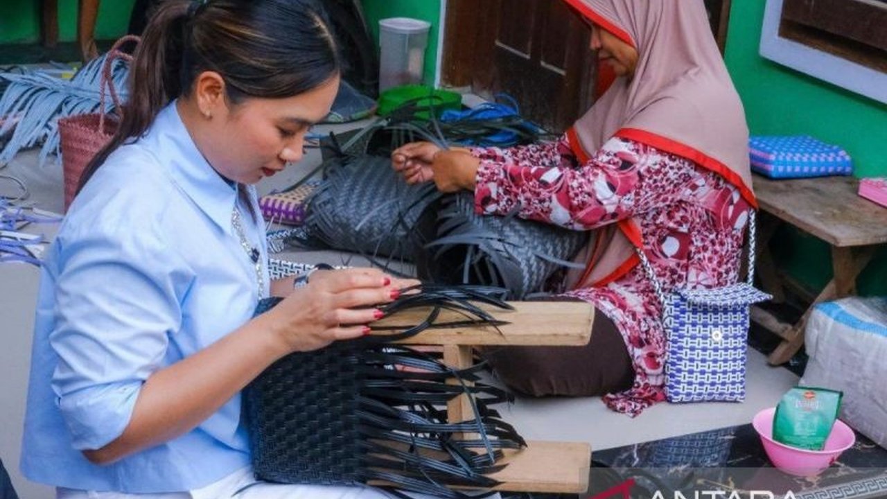 Wakil Menteri Pariwisata meninjau Desa Wisata Candirejo di Magelang, Jawa Tengah, yang sukses mengembangkan model wisata berbasis komunitas dan memberikan dampak positif bagi perekonomian lokal.