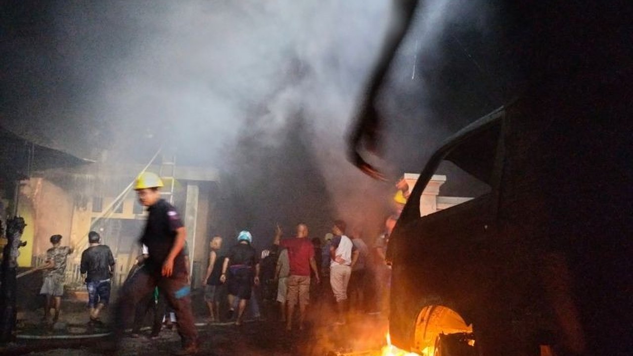 Dinas Damkar Kota Baubau mencatat penurunan signifikan kasus kebakaran di tahun 2024, hanya 29 kasus, dan meraih predikat B dalam penilaian SAKIP, menunjukkan peningkatan kinerja dan kepuasan masyarakat.