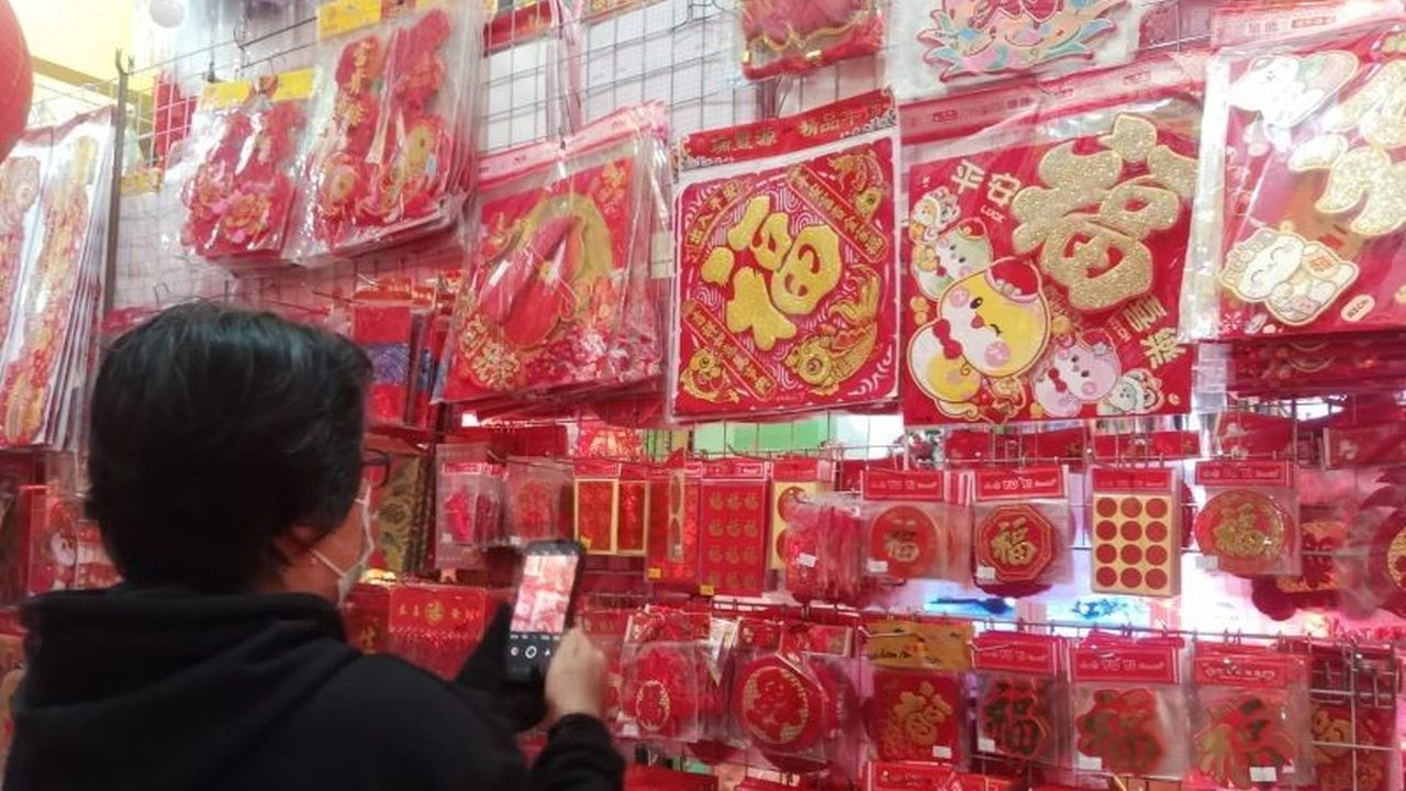 Menjelang Imlek 2576, aksesoris dan hiasan Imlek di Belitung laris manis terjual, terutama gantungan pohon Imlek, angpao, dan lampion, dengan harga bervariasi mulai dari ribuan hingga ratusan ribu rupiah.