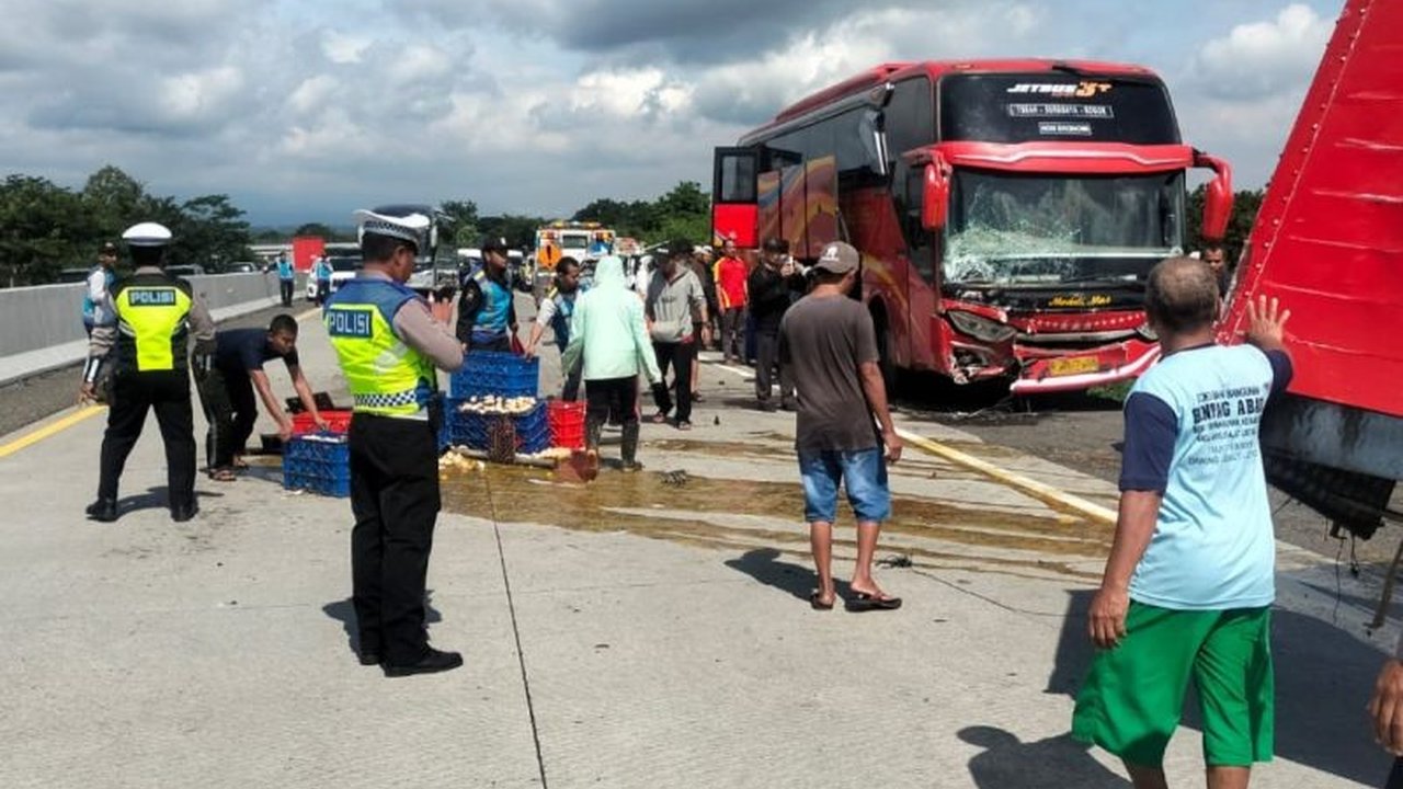 Kecelakaan beruntun melibatkan tiga kendaraan di Tol Semarang-Solo KM 481A pada Sabtu pagi, diakibatkan kurangnya konsentrasi pengemudi bus yang menabrak dua kendaraan di depannya; tidak ada korban jiwa, namun kerugian materiil ditaksir mencapai Rp100 jut