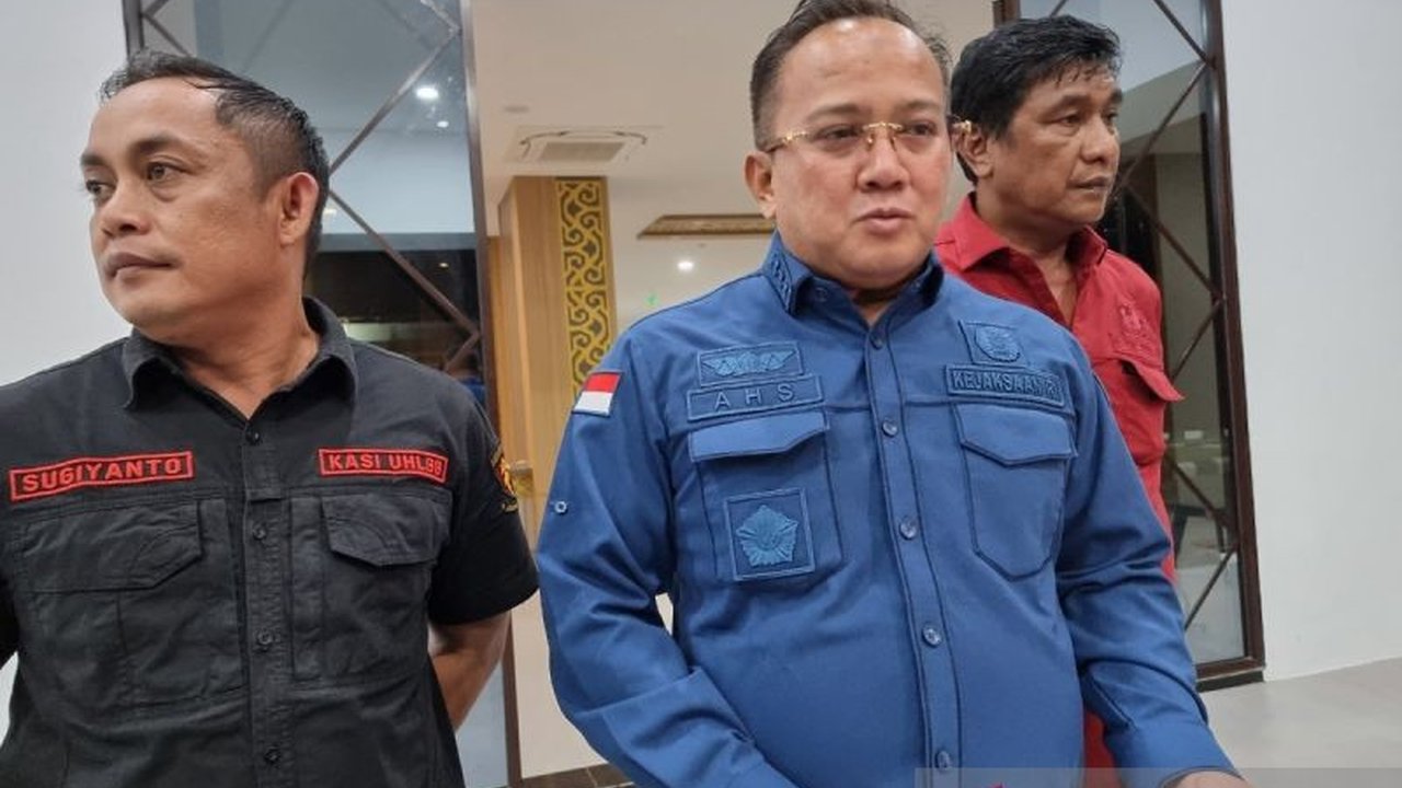 Kejati Papua Barat menyelidiki aliran dana korupsi proyek jalan Mogoy-Merdey senilai Rp8,5 miliar di Teluk Bintuni, Papua Barat, yang melibatkan beberapa tersangka dan potensi penambahan tersangka baru.