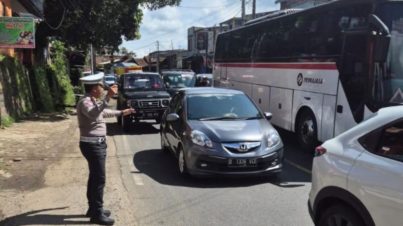 Polres Garut memberlakukan sistem satu arah di jalur nasional Limbangan-Malangbong untuk mengatasi kepadatan arus kendaraan yang meningkat signifikan selama libur panjang Isra Mikraj dan Imlek 2025.