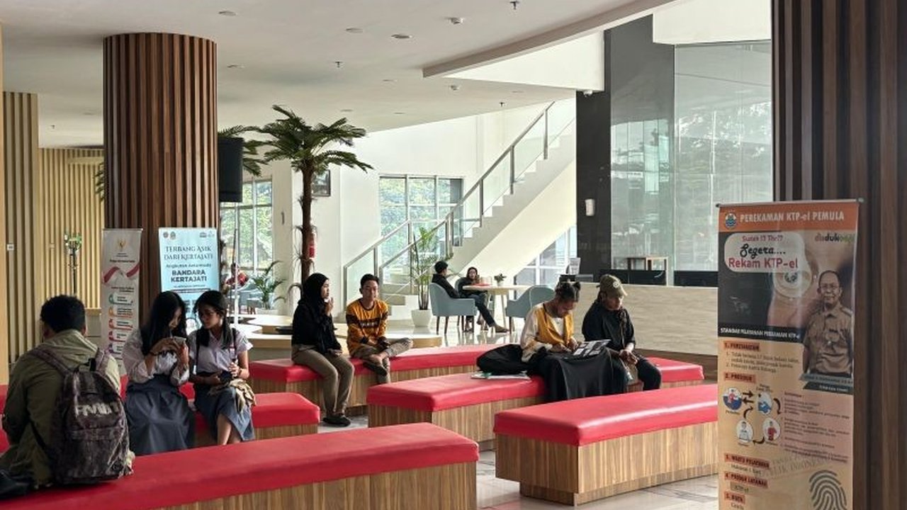 Pendapatan Asli Daerah (PAD) Kota Cimahi tahun 2024 berhasil melampaui target hingga Rp500 miliar, meningkat signifikan dibandingkan tahun sebelumnya dan didorong berbagai upaya optimalisasi penerimaan pajak serta regulasi baru.