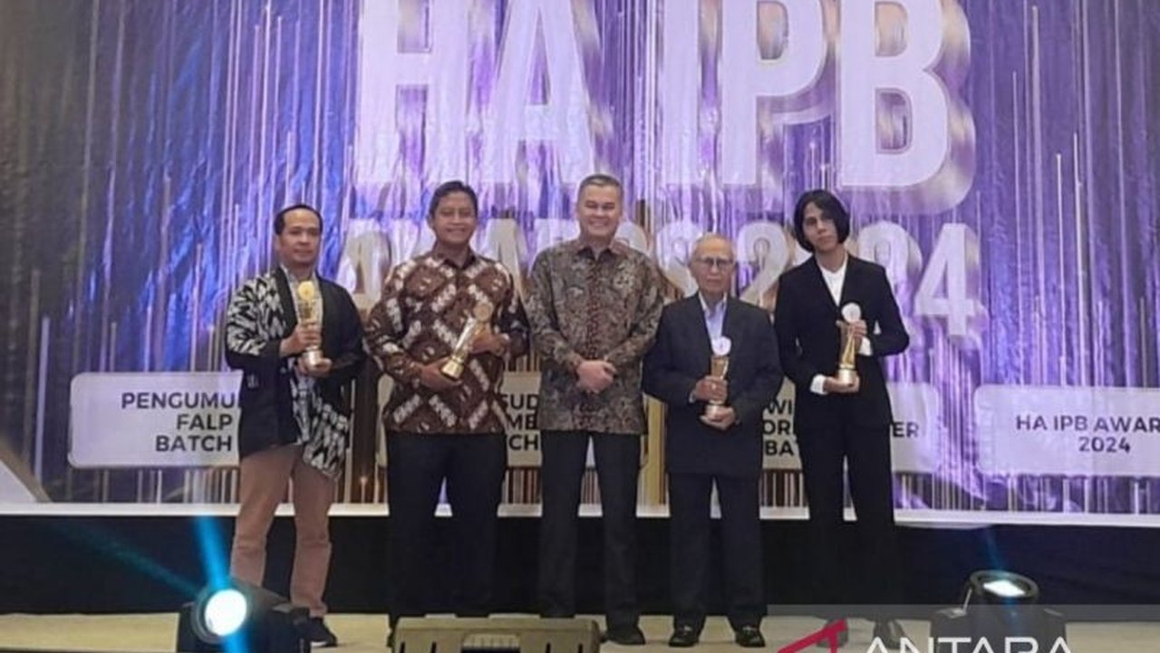 HA IPB Awards 2024 di IICC Bogor, Jawa Barat, memberikan penghargaan kepada 14 alumni berprestasi di berbagai bidang,  menunjukkan kontribusi mereka bagi Indonesia.