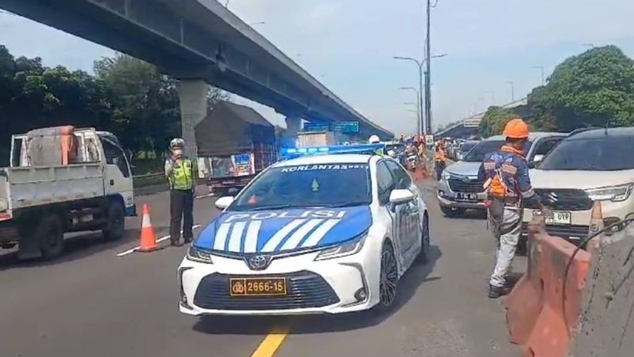 Kepadatan lalu lintas di Tol Jakarta-Cikampek pada Sabtu siang menyebabkan pihak berwenang memperpanjang contraflow dari KM 41 hingga KM 65 untuk mengurai kepadatan selama libur Isra Miraj dan Imlek.