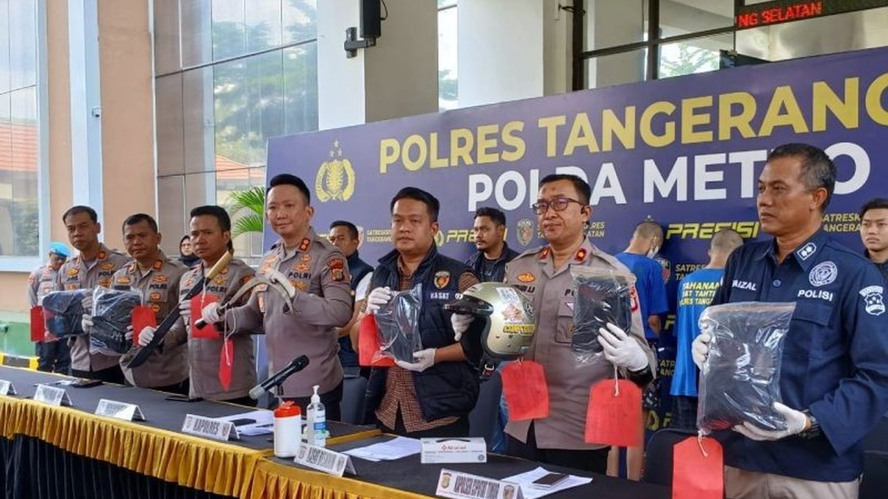 Polres Tangerang Selatan berhasil menangkap lima pelaku penyiraman air keras terhadap anggota polisi Briptu Fadel Ramos dan Dion Saputra yang terjadi pada 16 Januari 2025 di Ciputat Timur, dengan peran berbeda dan ancaman hukuman sembilan tahun penjara.