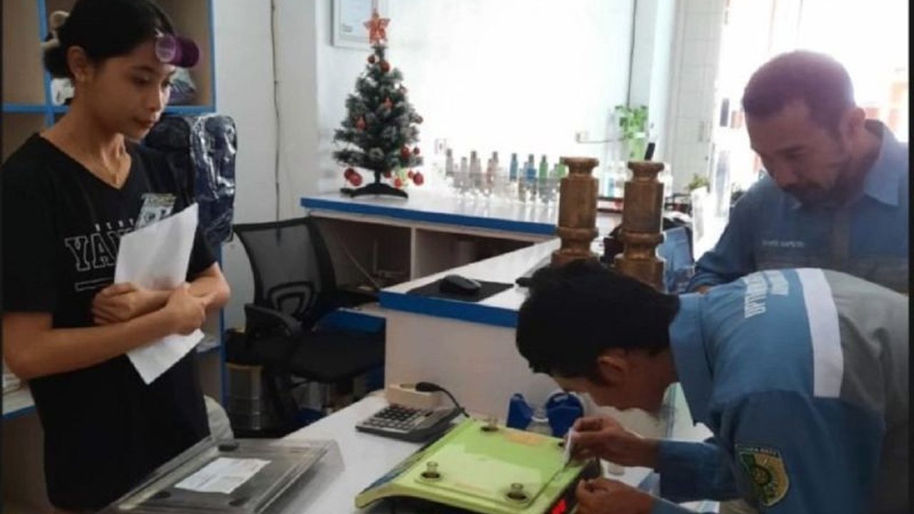 Pemerintah Kota Palangka Raya melakukan tera ulang timbangan di usaha laundry untuk memastikan keakuratan dan melindungi konsumen dari praktik curang, sesuai UU No.2 Tahun 1981 tentang Metrologi Legal.