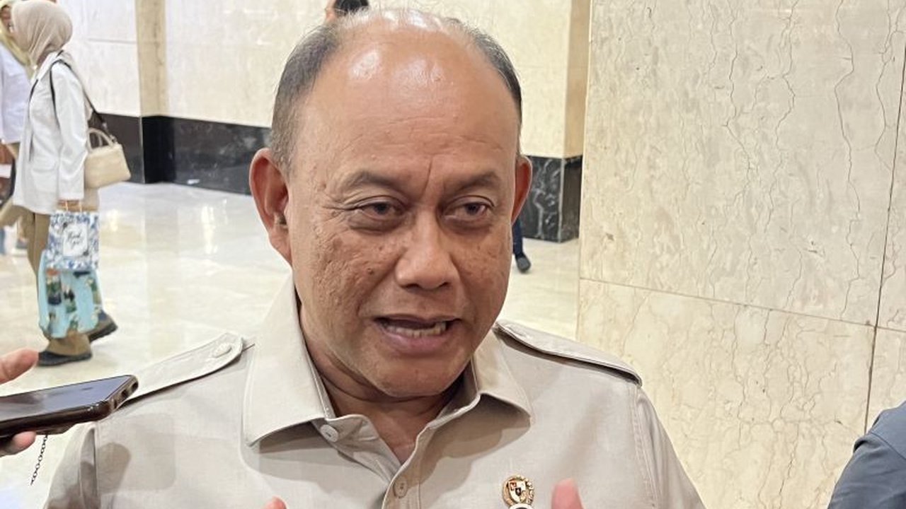 Presiden Prabowo meminta percepatan program Makan Bergizi Gratis (MBG) hingga September 2025, sehingga dibutuhkan tambahan anggaran Rp100 triliun.