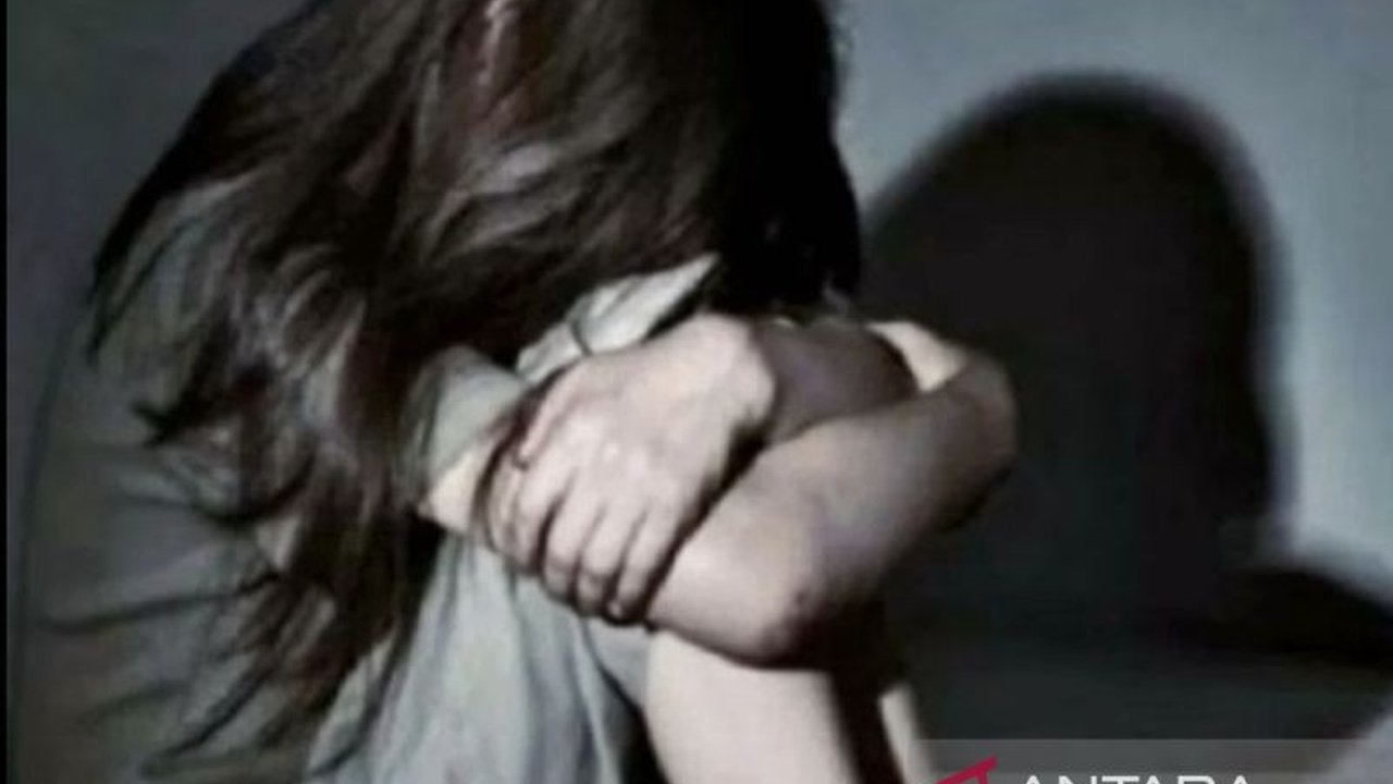 Seorang remaja putri berusia 16 tahun diperkosa oleh tiga pria di Kembangan, Jakarta Barat; satu pelaku telah ditangkap, sementara dua lainnya masih buron.