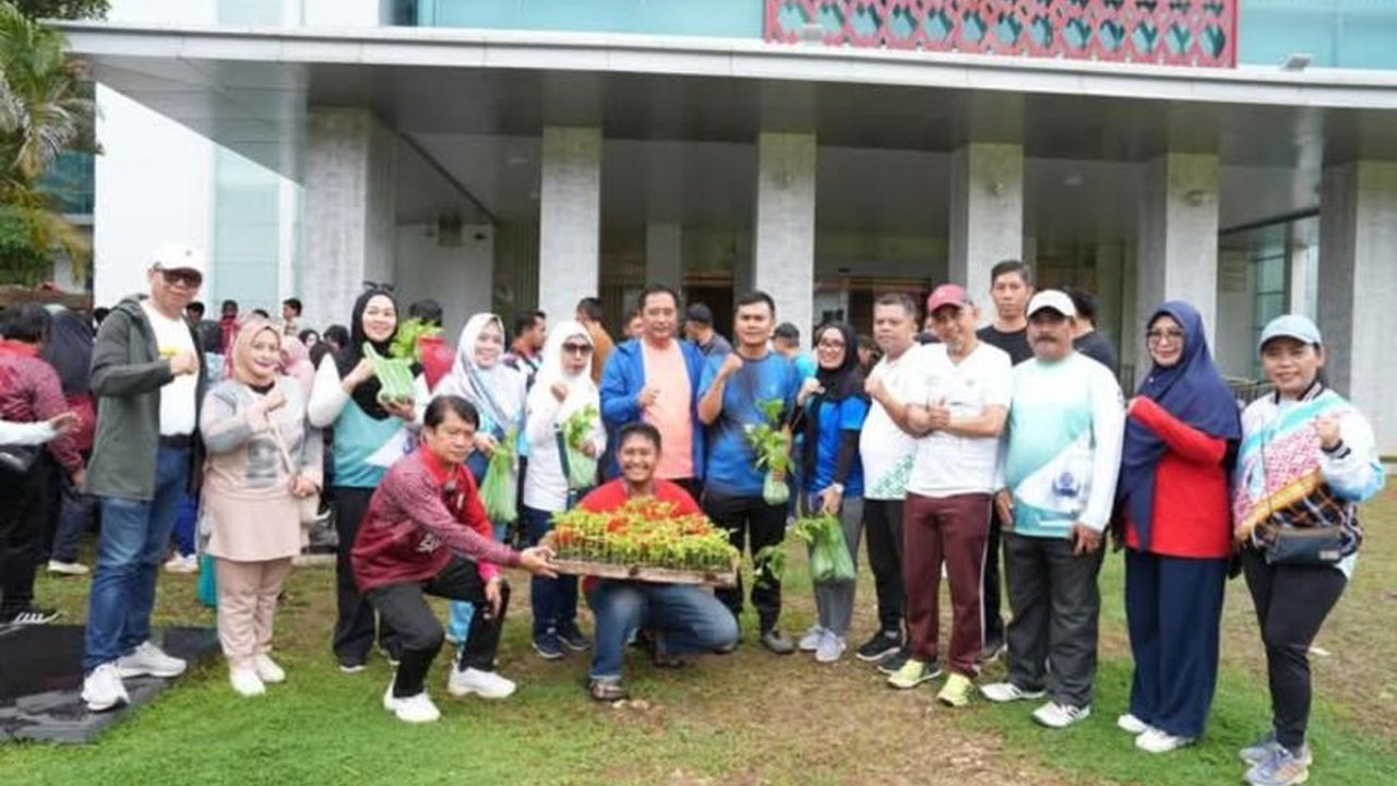 Pemerintah Provinsi Sulawesi Barat membagikan 24 ribu bibit cabai gratis ke masyarakat Mamuju untuk meningkatkan produksi dan menstabilkan harga cabai yang merupakan penyumbang inflasi tertinggi di daerah tersebut.