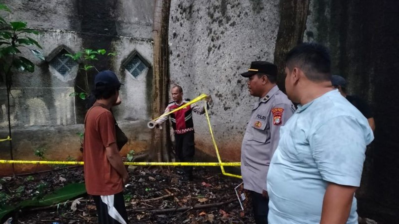 Penemuan benda menyerupai granat aktif di Bekasi pada Jumat (24/1) oleh seorang warga saat mencari burung memicu penyelidikan kepolisian dan penjinakan bom oleh tim Gegana.