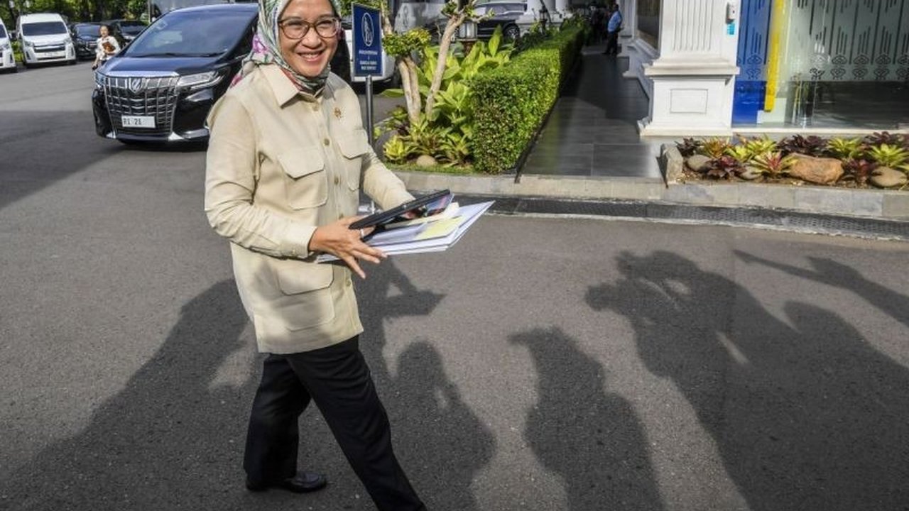 Jelang libur Isra Miraj dan Imlek 2025, Menteri PANRB Rini Widyantini mengimbau agar pelayanan publik tetap berjalan optimal dengan sejumlah penyesuaian, memastikan layanan esensial tetap tersedia bagi masyarakat.