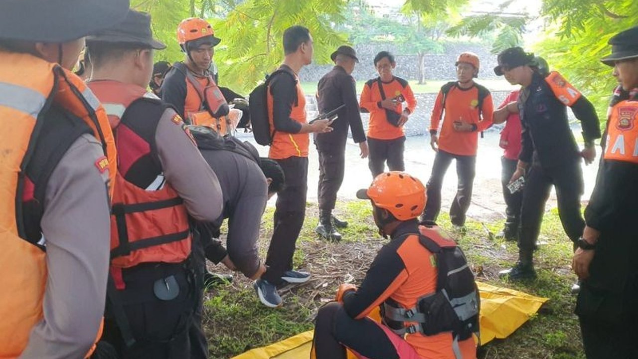 Tim SAR gabungan berhasil menemukan jasad Gede Satria, bocah 6 tahun yang hanyut di Tukad Korea, Denpasar, setelah pencarian intensif selama lebih dari 12 jam.