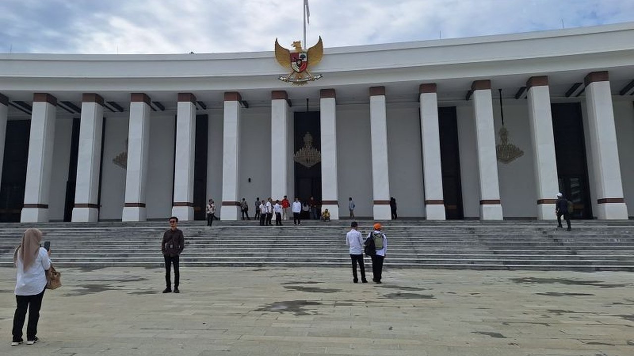 Otorita Ibu Kota Nusantara (OIKN) menetapkan tahun 2028 sebagai target operasional penuh ibu kota baru, Nusantara, termasuk sebagai pusat pemerintahan politik Indonesia.