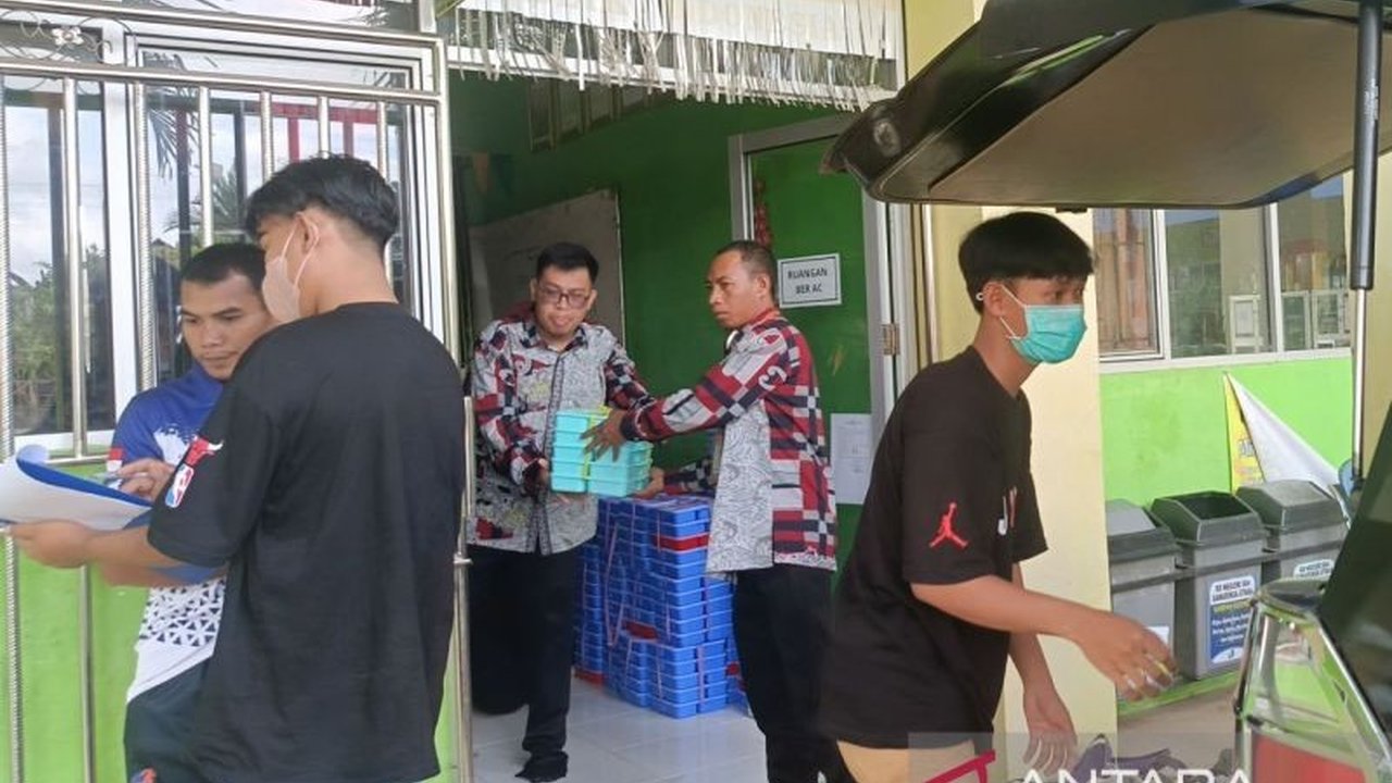 Program Makan Bergizi Gratis (MBG) di Samarinda, Kalimantan Timur, telah dimulai di SDN 004 Samarinda Utara dengan memperhatikan kebutuhan khusus anak, termasuk alergi makanan, meskipun masih dalam tahap awal implementasi.