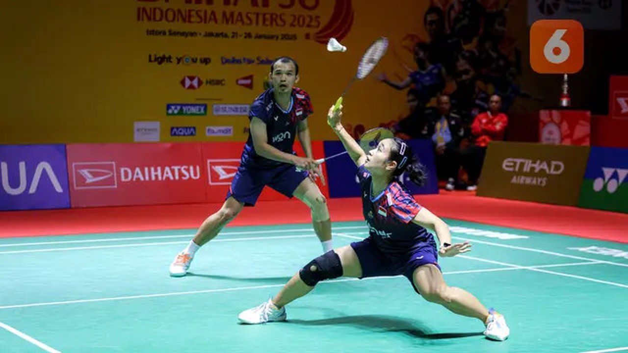 Pebulu tangkis ganda campuran Indonesia, Rinov Rivaldy/Lisa Ayu Kusumawati berusaha mengembalikan kok ke arah pasangan Malaysia, Hoo Pang Ron/Cheng Su Yin pada laga perempat final Indonesia M