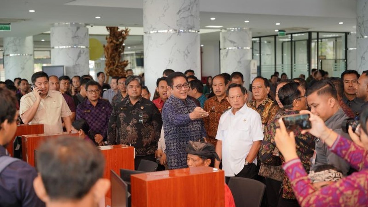 Menteri Dalam Negeri dan Menteri Perumahan Kawasan Permukiman memuji kinerja Mal Pelayanan Publik (MPP) Gianyar, Bali, yang berhasil memproses perizinan bangunan dengan sangat cepat dan akurat.