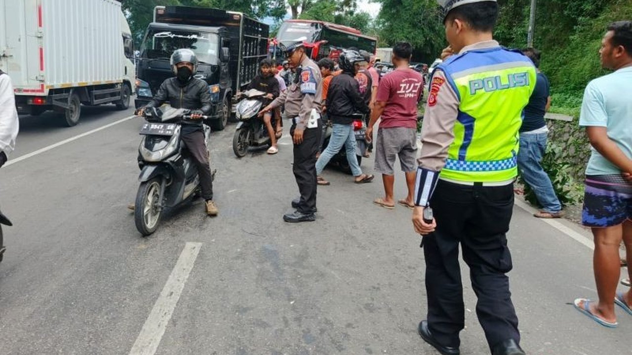 Kecelakaan beruntun melibatkan beberapa kendaraan di jalur Tutugan Leles, Garut pada Sabtu siang, menyebabkan sejumlah korban luka-luka yang langsung dievakuasi ke rumah sakit, namun polisi memastikan tidak ada korban jiwa.