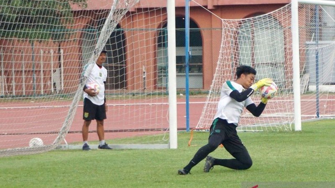 Kiper Persebaya, Ernando Ari, bertekad membawa timnya juara Liga 1 dan melaju ke AFC Champions League (ACL) setelah memperpanjang kontraknya.