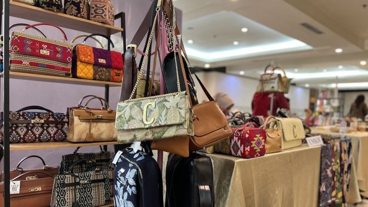 Usaha Mikro, Kecil, dan Menengah (UMKM) di Indonesia memanfaatkan libur panjang Isra Miraj dan Imlek 2025 untuk meningkatkan penjualan melalui strategi pemasaran daring dan offline.