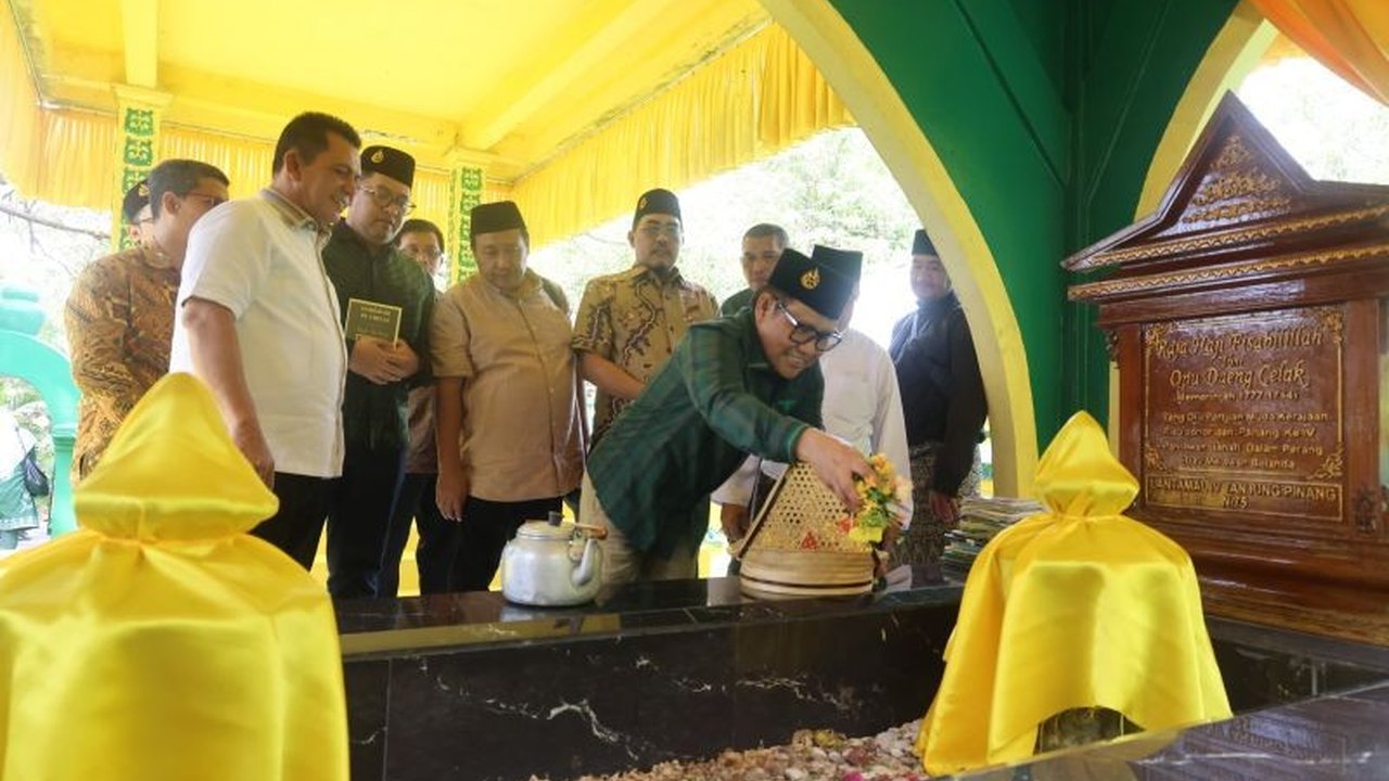 Menko Muhaimin Iskandar mengunjungi Pulau Penyengat, Kepri, mengapresiasi revitalisasi pulau bersejarah tersebut, dan mendorong pengembangannya sebagai destinasi wisata nasional unggulan serta pemberdayaan UMKM lokal.