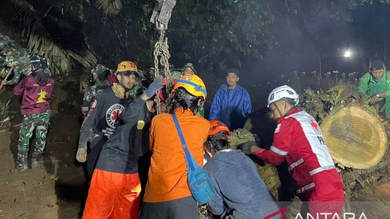 Menjelang libur Isra Miraj dan Imlek, BPBD Cianjur tempatkan relawan di jalur wisata rawan bencana alam seperti di Puncak untuk mengantisipasi bencana alam dan memberikan imbauan kepada wisatawan.