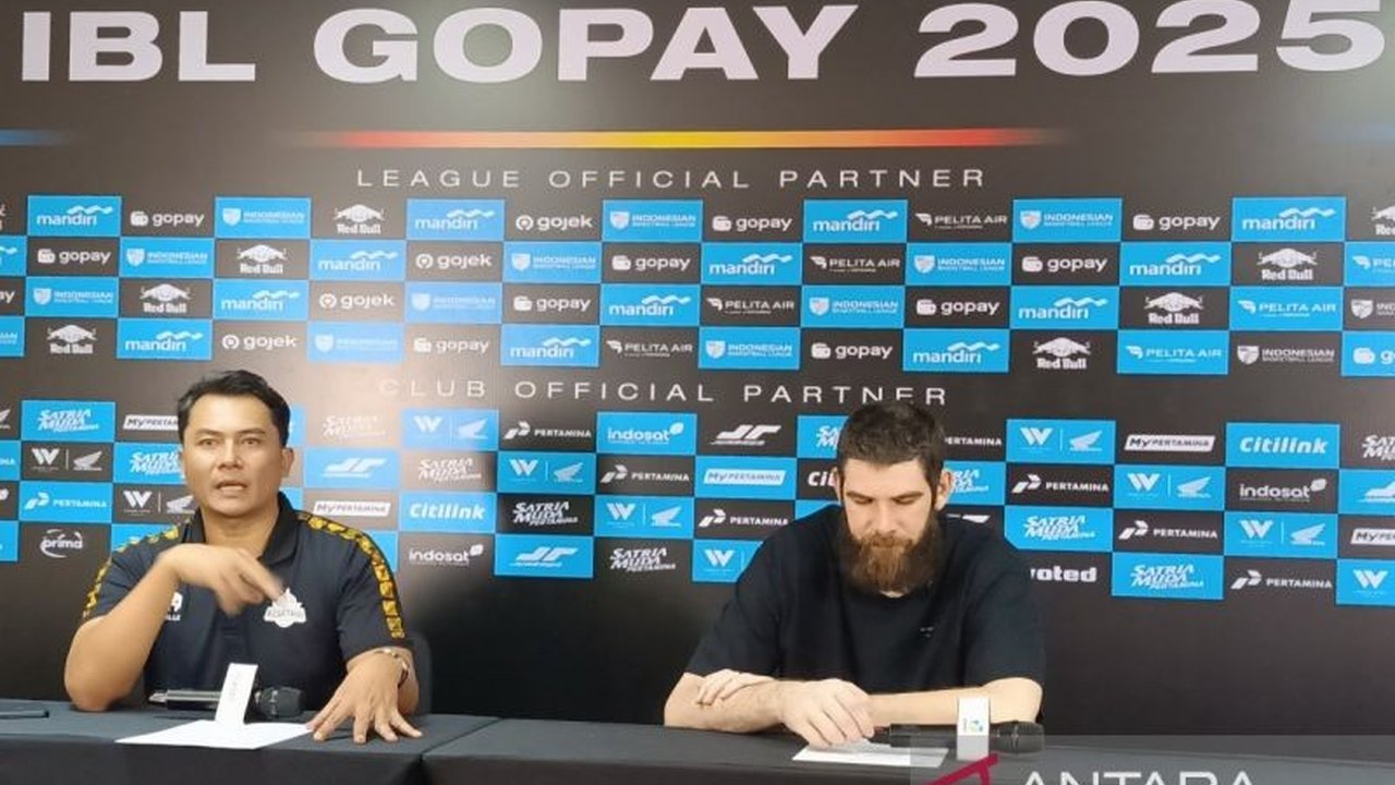 Kurangnya komunikasi dalam bertahan menyebabkan Kesatria Bengawan Solo takluk dari Satria Muda Pertamina Jakarta dengan skor 74-80 di Britama Arena, Jakarta, Jumat malam.