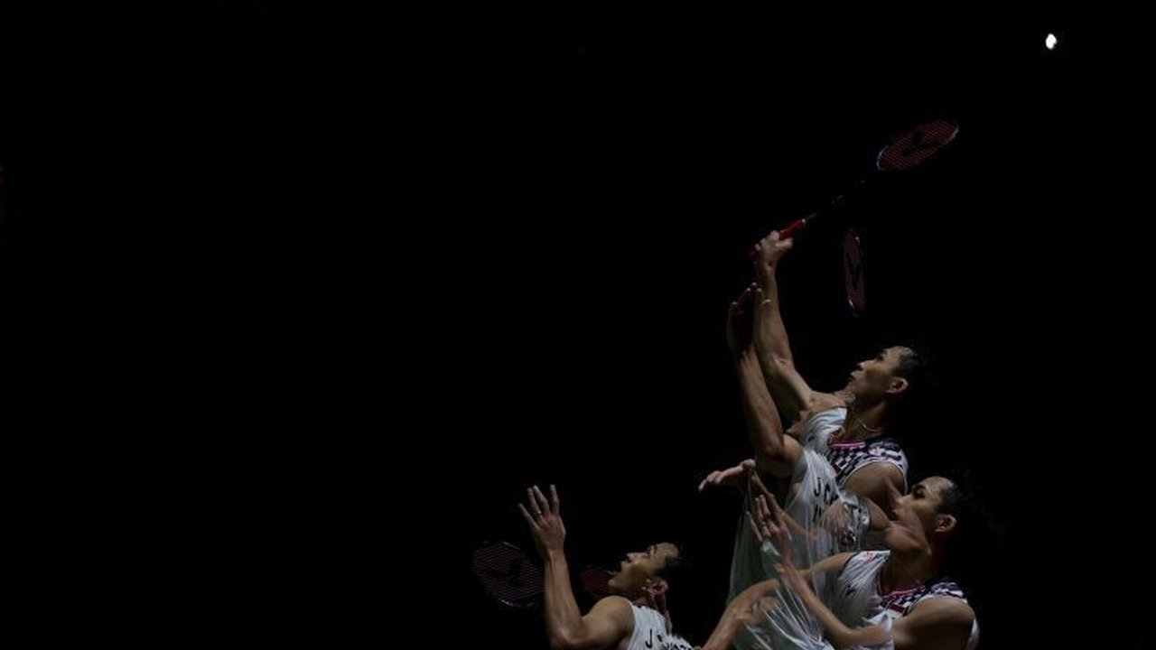 Jonatan Christie berhasil mengalahkan Wang Tzu Wei dalam pertandingan semifinal Indonesia Masters 2025 dan akan berlaga di final melawan pemenang antara Shi Yu Qi dan Kunlavut Vitidsarn.