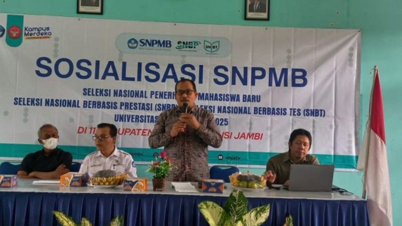 Universitas Jambi (Unja) melakukan sosialisasi penerimaan mahasiswa baru jalur SNBP dan SNBT tahun 2025 di 11 kabupaten/kota Jambi, mengenalkan berbagai jalur masuk dan beasiswa, termasuk KIP-K, demi memberikan informasi seluas-luasnya kepada siswa SMA.