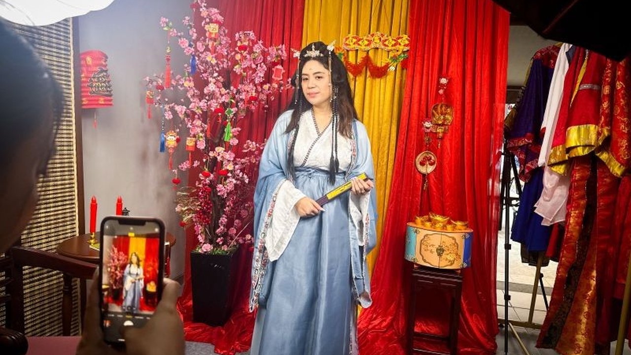 Rayakan Imlek 2025 dengan pengalaman unik menyewa hanfu dan cheongsam di Pantjoran PIK, Jakarta Utara, dan nikmati suasana khas Tionghoa serta peningkatan pengunjung hingga dua kali lipat menjelang perayaan.