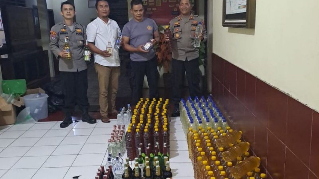 Polresta Magelang menyita 330 botol minuman beralkohol berbagai merek dari seorang warga di Kecamatan Secang, Magelang, Jawa Tengah, sebagai bagian dari kegiatan rutin yang dioptimalkan (KRYD).