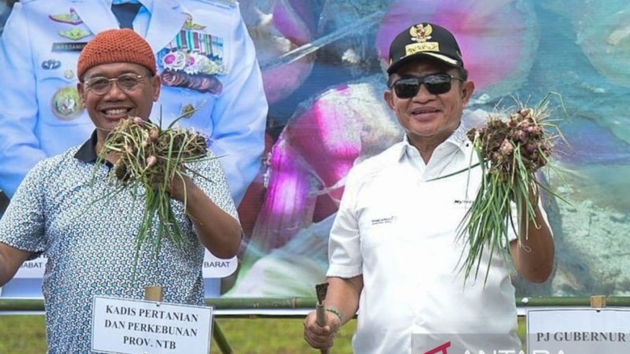 Pj Gubernur NTB, Hassanudin, mendorong petani bawang merah di Lopok, Sumbawa untuk berinovasi dan beradaptasi dengan teknologi serta modernisasi pertanian guna meningkatkan produktivitas dan menghadapi tantangan global.