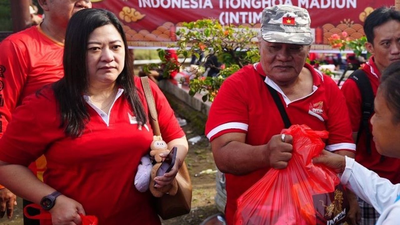 Komunitas Indonesia Tionghoa Madiun (INTIM) membagikan 200 paket sembako kepada warga kurang mampu di Taman Bantaran Kali Madiun dalam rangka menyambut Tahun Baru Imlek 2576.