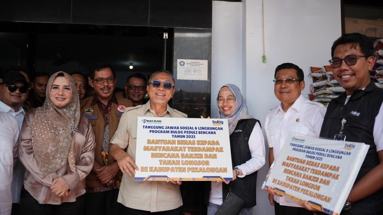 Menko Pangan Zulkifli Hasan menyalurkan bantuan dari berbagai lembaga dan BUMN untuk korban bencana alam di Pekalongan, Jawa Tengah, termasuk bantuan makanan dan pengecekan tanggul penahan banjir yang rawan jebol.