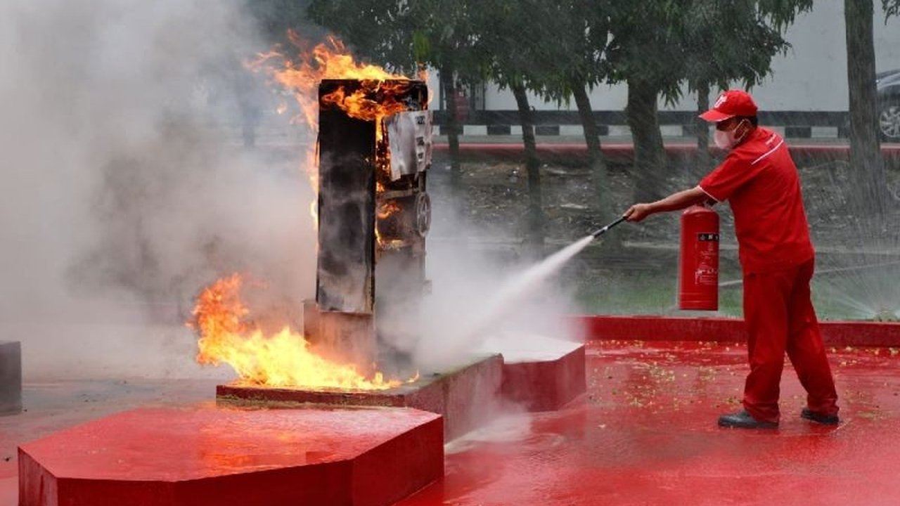 Pertamina Patra Niaga Regional Sumatera Bagian Utara (Sumbagut) telah melatih 340 operator SPBU dalam pelatihan HSSE untuk meningkatkan keselamatan dan mencegah kecelakaan di SPBU wilayah tersebut.