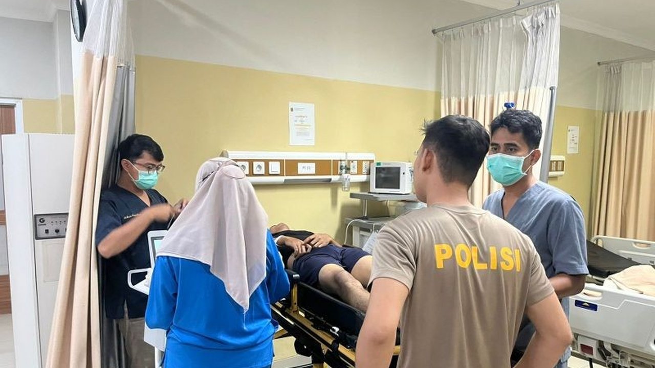 FA (23), tahanan kasus narkoba di Polresta Serang Kota, meninggal dunia di RSUD Banten setelah sebelumnya tak sadarkan diri dan sempat menjalani operasi; pihak kepolisian menyatakan FA memiliki riwayat penyakit stroke ringan.