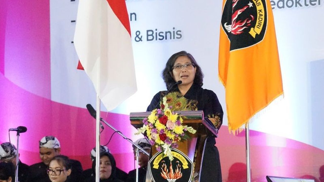 Pemerintah Kota Kediri mengingatkan maraknya fenomena 'banjir sarjana' dan mendorong lulusan perguruan tinggi untuk lebih terampil, berwirausaha, serta berkontribusi pada perekonomian daerah, terutama dengan hadirnya Bandara Dhoho.