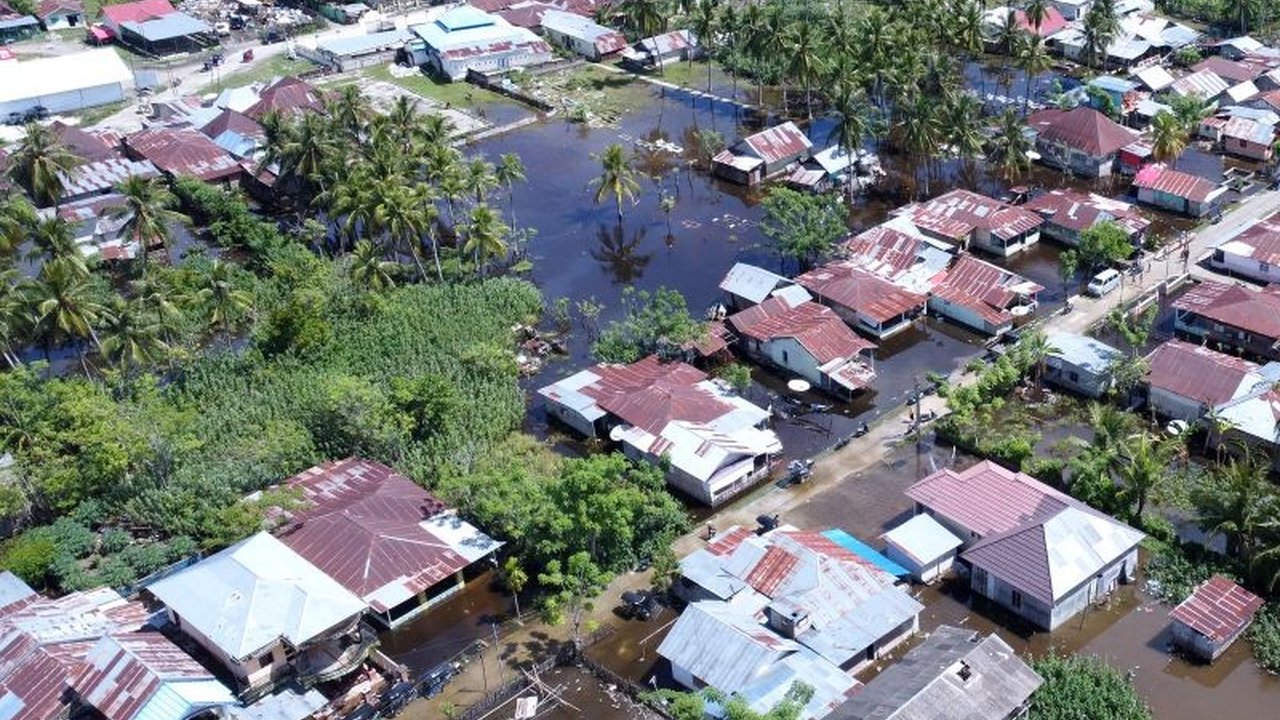 Hujan deras dan meluapnya Danau Limboto menyebabkan banjir di tiga kecamatan Kabupaten Gorontalo, memaksa warga mengungsi dan menyebabkan kerugian pertanian.