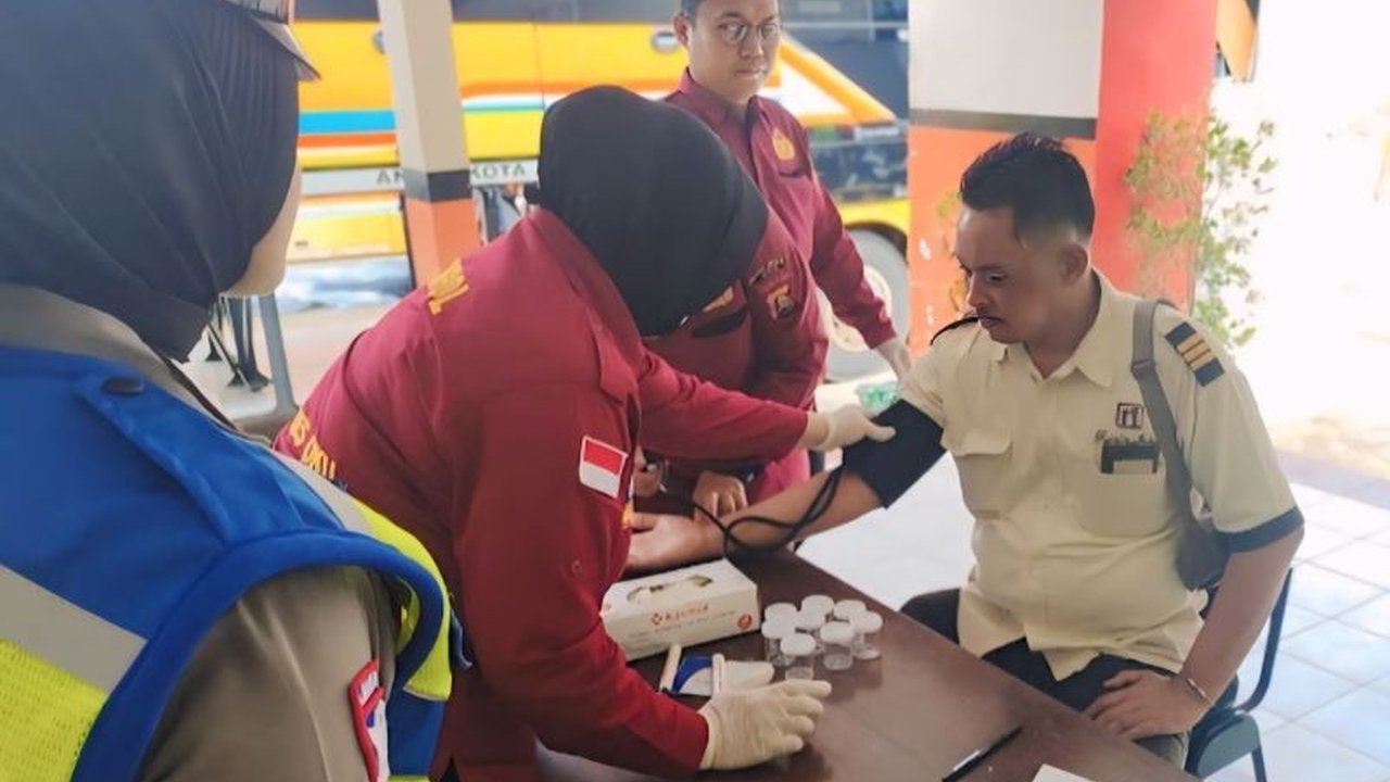Dokter Polres OKU memeriksa kesehatan 15 sopir bus AKAP di Baturaja untuk memastikan keselamatan penumpang selama libur panjang Isra Miraj, cuti bersama, dan Imlek 2025, meliputi pemeriksaan tekanan darah, kolesterol, hingga tes urine.