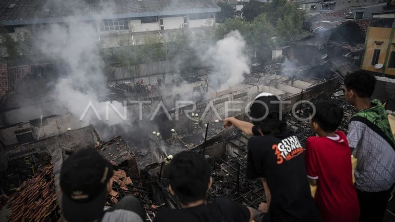 Sebanyak 17 unit mobil pemadam kebakaran dikerahkan untuk memadamkan api yang membakar sebuah rumah di Jalan Mangga Besar, Jakarta Pusat, pada Sabtu sore, 25 Januari 2024, dan api berhasil dilokalisir pada pukul 18.32 WIB.