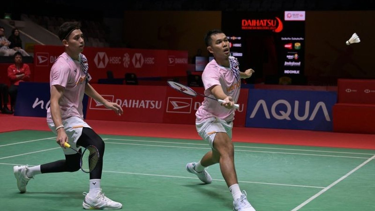 Fajar Alfian/Muhammad Rian Ardianto melaju ke final Indonesia Masters 2025 setelah mengalahkan ganda putra Thailand Kittnupong Kedren/Dechapol Puavaranukroh dengan skor 21-14 dan 24-22 di babak semifinal di Istora Senayan, Jakarta.