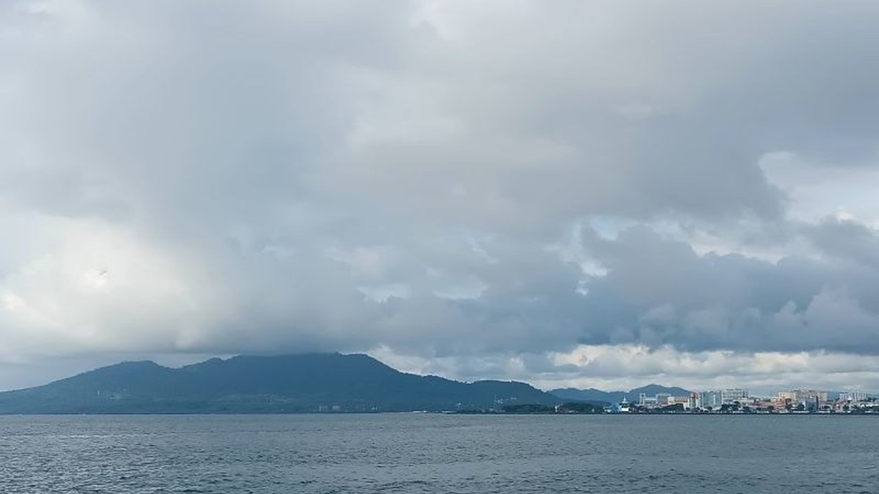 BMKG memprediksi cuaca ekstrem berupa hujan lebat, petir, dan angin kencang akan melanda sebagian besar wilayah Sulawesi Utara hingga 27 Januari 2025, berpotensi menyebabkan banjir, tanah longsor, dan pohon tumbang.