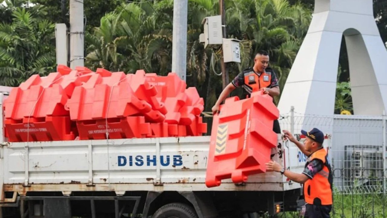 Dinas Perhubungan DKI Jakarta memberlakukan rekayasa lalu lintas di Jalan Sultan Agung mulai 27 Januari 2024 hingga 31 Agustus 2026 untuk proyek LRT Jakarta Fase 1B, yang progresnya hingga Desember 2024 telah mencapai 42,3 persen.