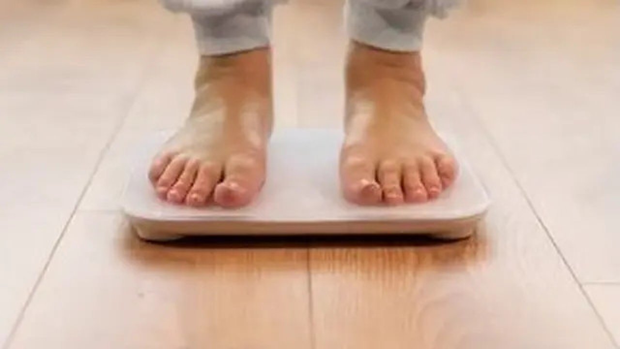 Menimbang Berat Badan (Sumber: Freepik)
