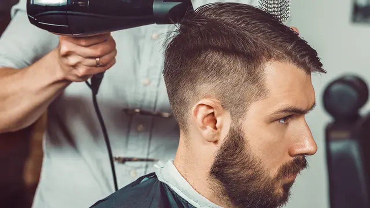 Model rambut pria keren di tahun 2025. (c) PantherMediaSeller/Depositphotos.com